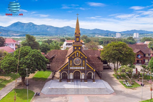 Vẻ đẹp nhà thờ gỗ Kon Tum với tuổi đời hơn 100 năm tuổi